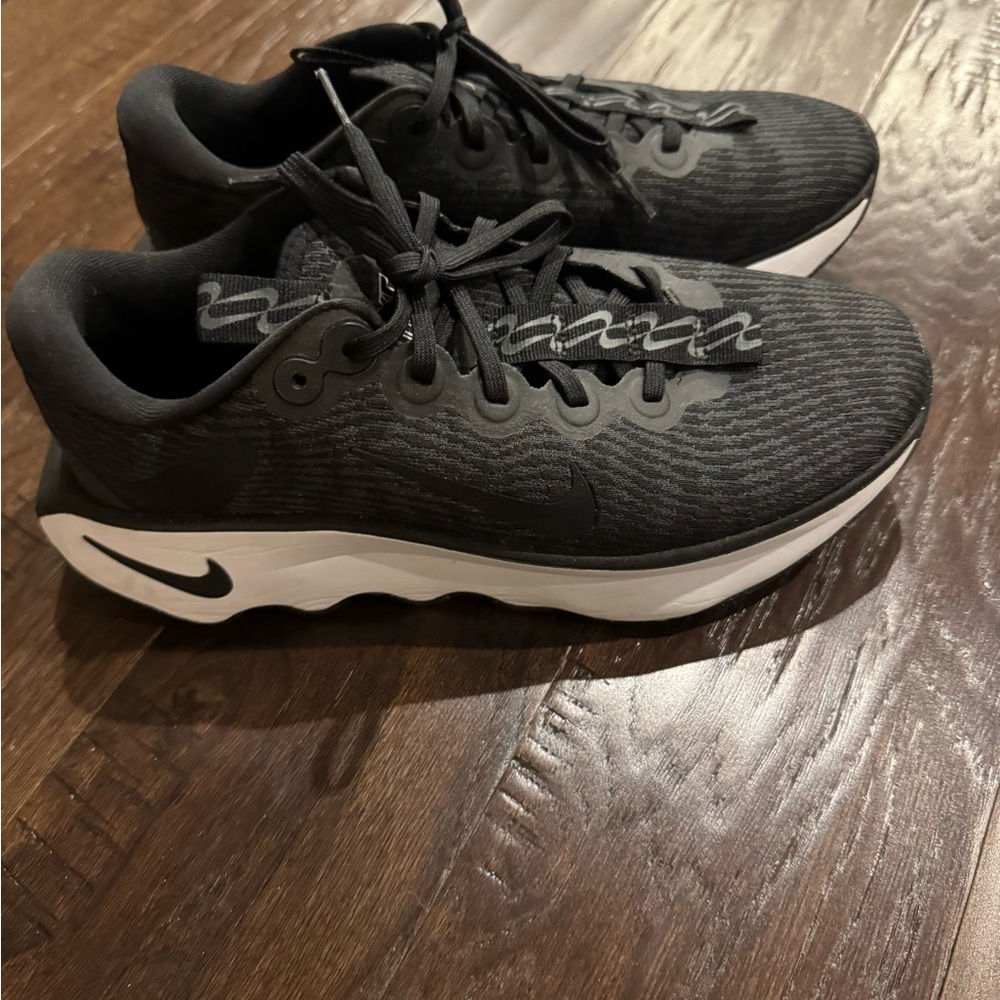 Nike women’s motiva size 9 sneakers - Picture 3 of 4